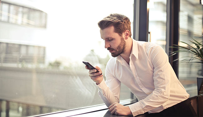 スマートフォン使用・イメージ